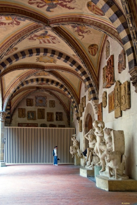 Statue in Uffizi courtyard