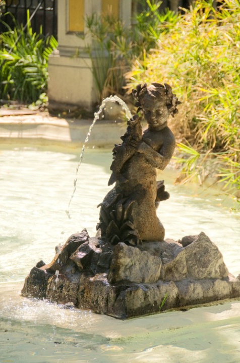 Cerro Santa Lucia area, Statue