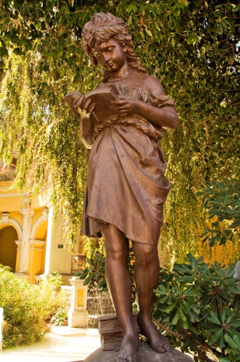 Cerro Santa Lucia area, Statue
