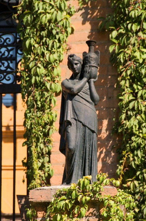 Cerro Santa Lucia area, Statue
