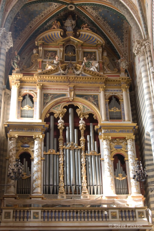 Magnificent pipe organ in Orvieto's cathedral