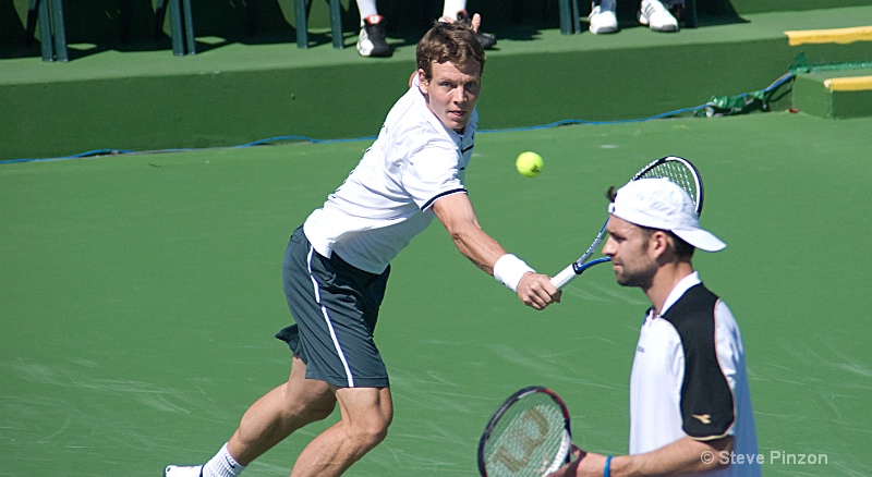 Burdych returning serve