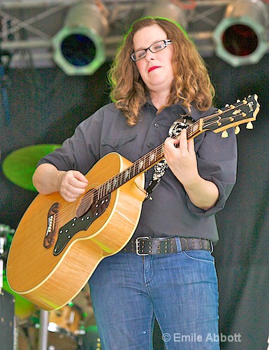 Elizabeth McQueen, Vocal & Rhythm Guitar