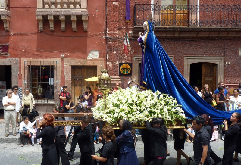 Carrying Mary in procession