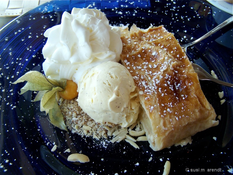 Apfel Strudel Mit Eis und Sahne