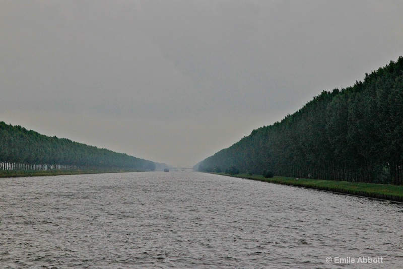 A dark and rainy day along the Kanaal