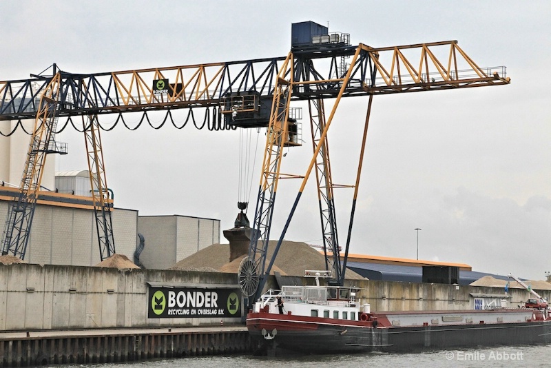 Crane doing recycling of sand