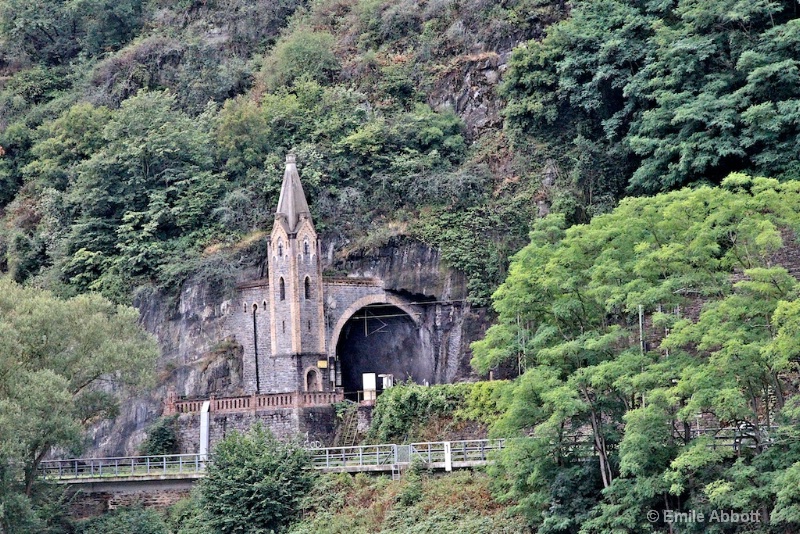 Entrance tunnel at Die 7 Jungfrauen