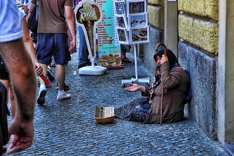 begging lady in rome