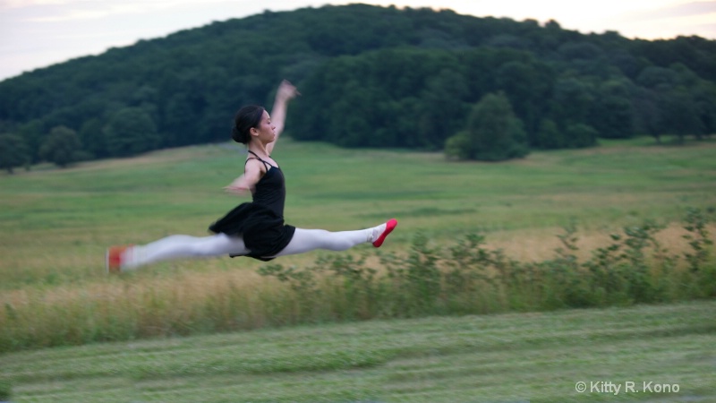 yumiko flying with red toe shoes