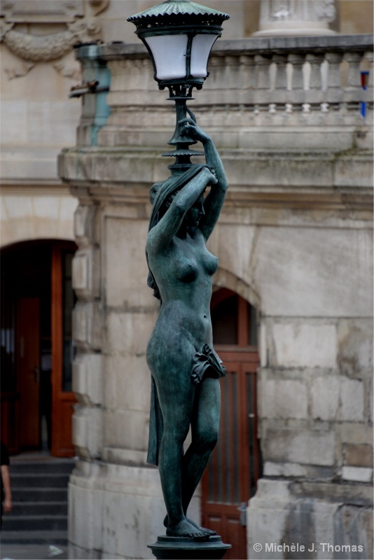 Pieces of Art, Used as Lamposts In Paris !