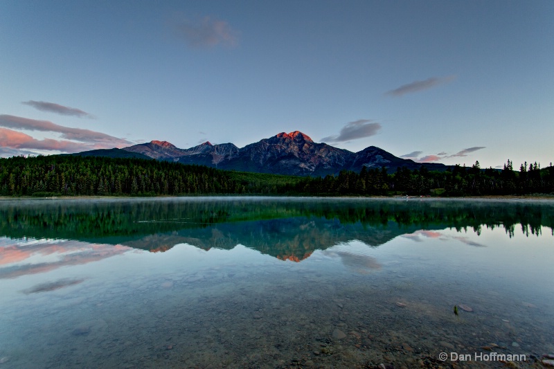 pyamid moutain reflection in patricia lake