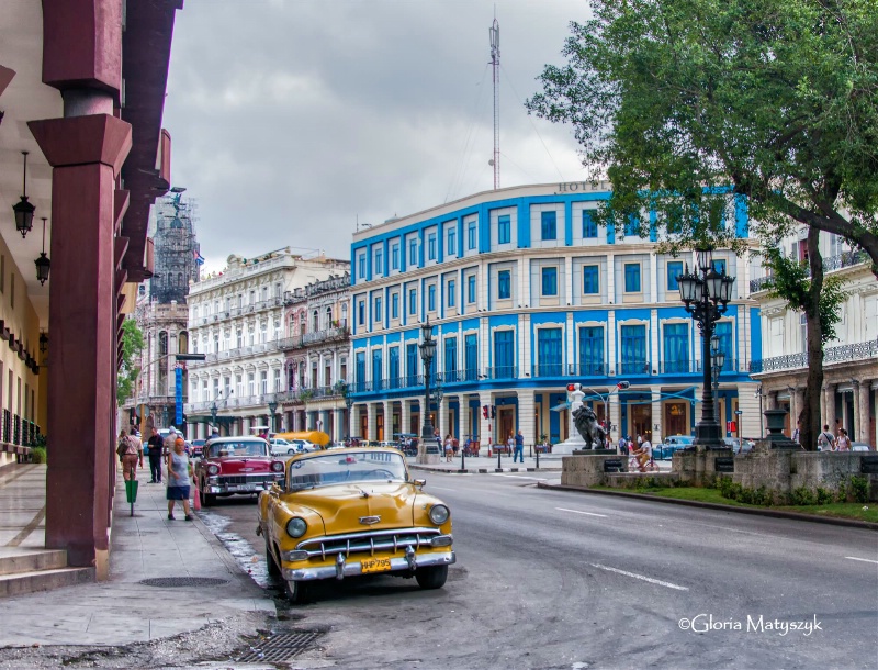 Vibrant cars and buildings, Havana