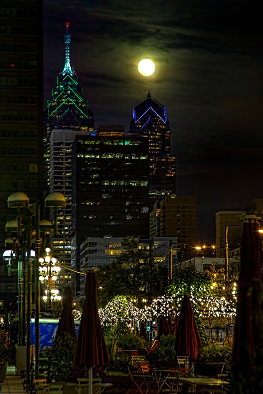 000 moon over philly from 30th street