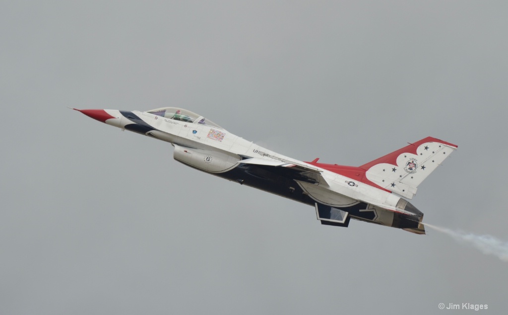 Thunderbirds F-16 Solo Pass