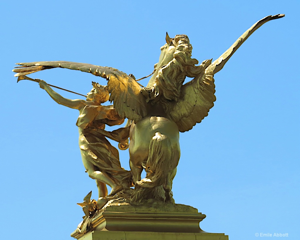 Bridge Stature in Paris