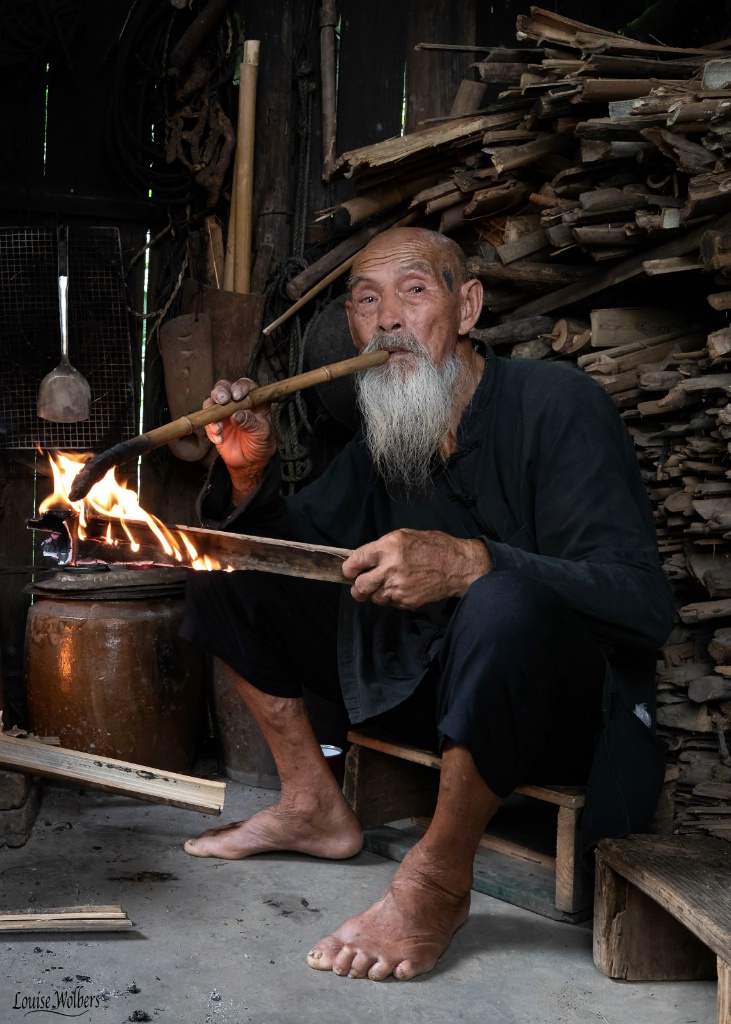 Chinese Pipe Smoker