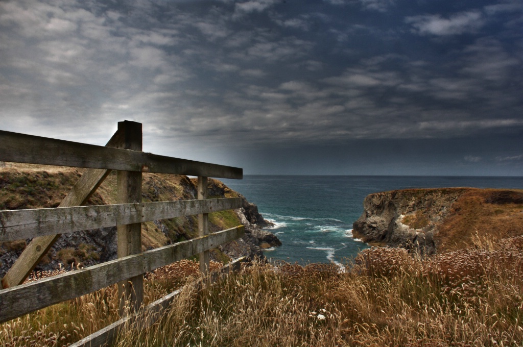 The fence and the Sea