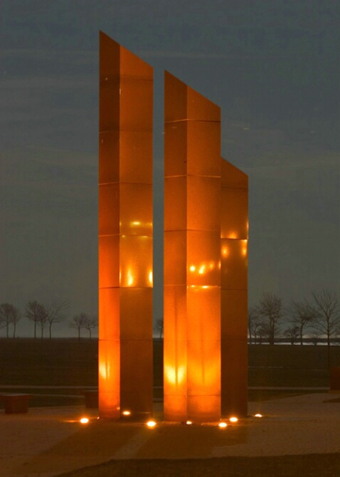 Milwaukee Memorial at Night  - ID: 320586 © Robert Hambley