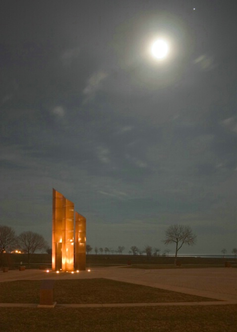 Miwlaukee Memorial and Moon - ID: 320588 © Robert Hambley