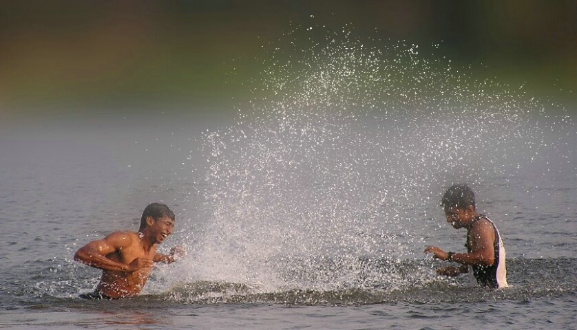 Friends splashing water