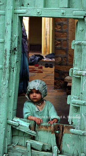 Jaisalmer child in turquoise,close 17-7 - ID: 362517 © Cheryl A. Moseley