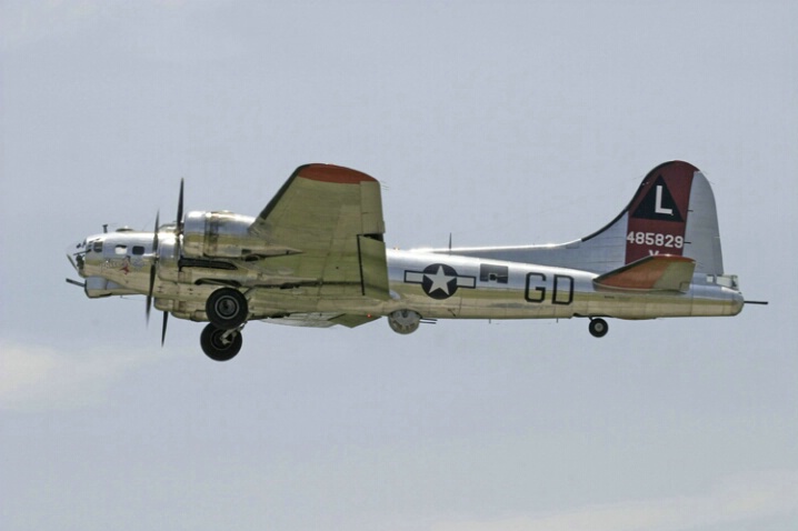 Boeing B 17G (2) - ID: 410641 © James E. Nelson