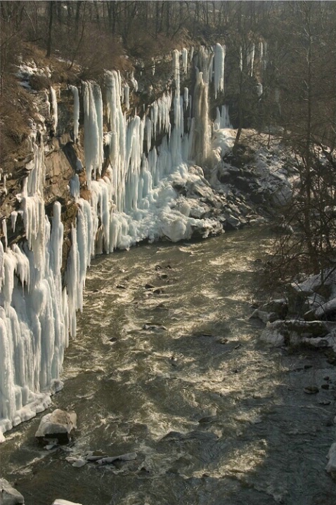 Cuyahoga River in Winter-Cuyahoga Falls - ID: 424231 © James E. Nelson