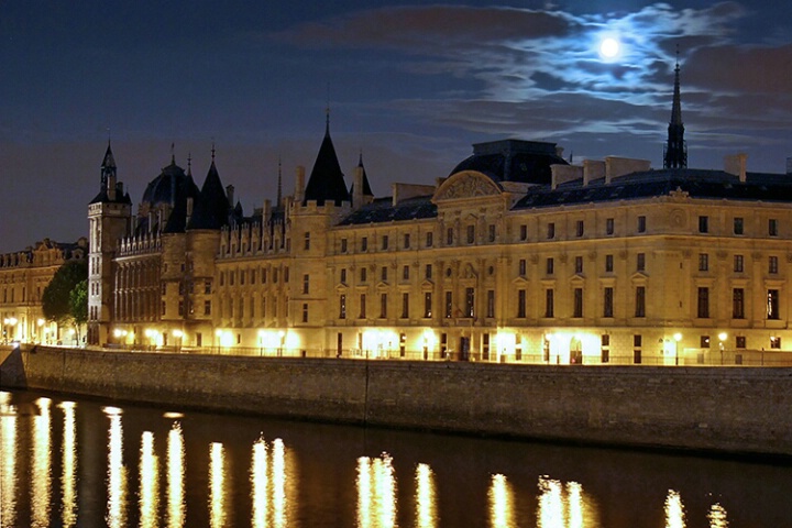 Full Moon over "la Conciergerie" in Paris