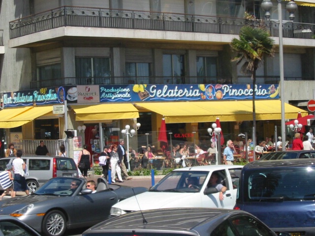 Busy Street : Nice, France