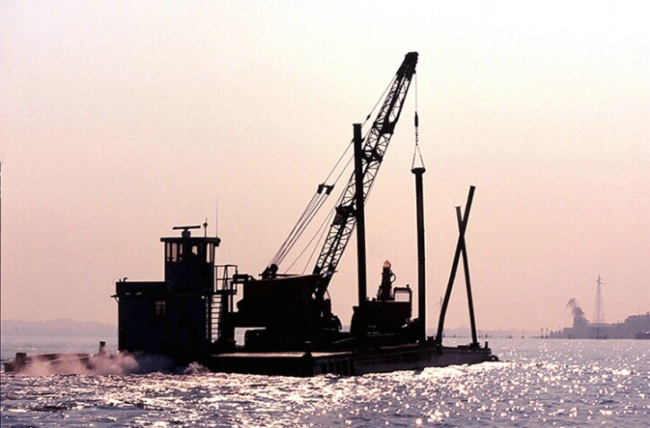 Dawn Dredger in Venice