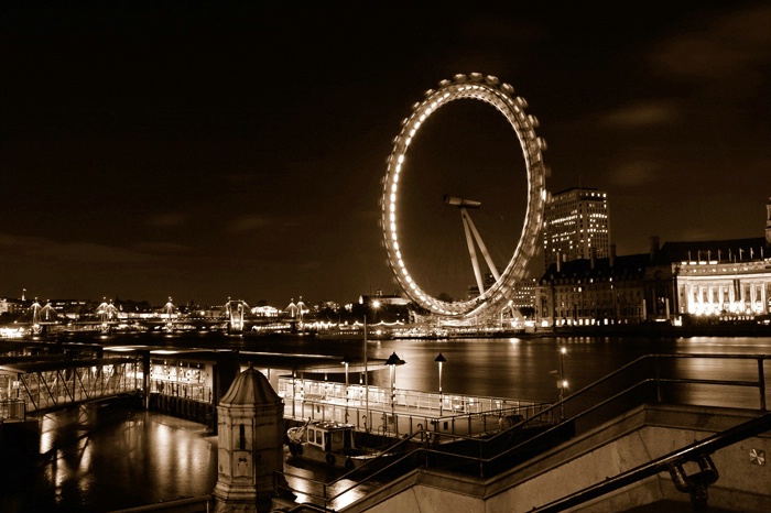Thame at Night - London