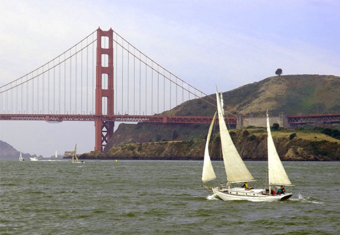 <font color = Black>Sailboat & the Golden Gate