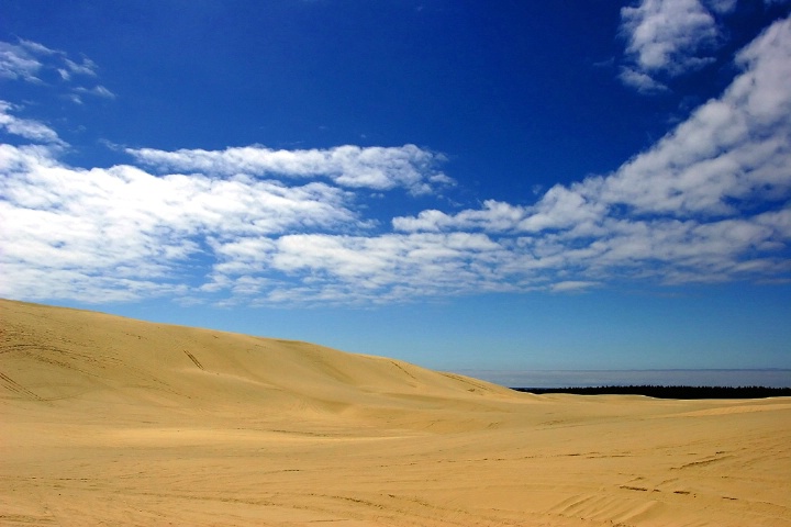 Cloud, dune and wind