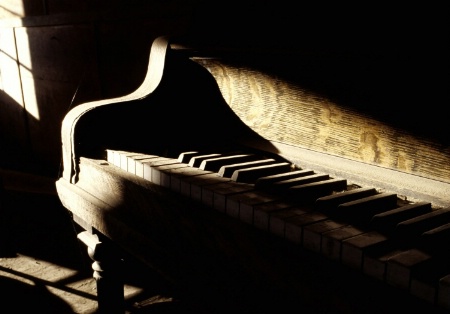 <B>Piano