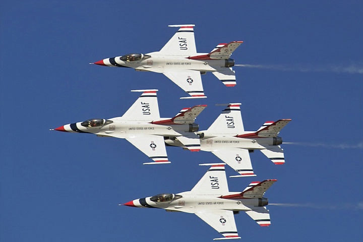 <b>Thunderbirds - Opening Fly-By</b>