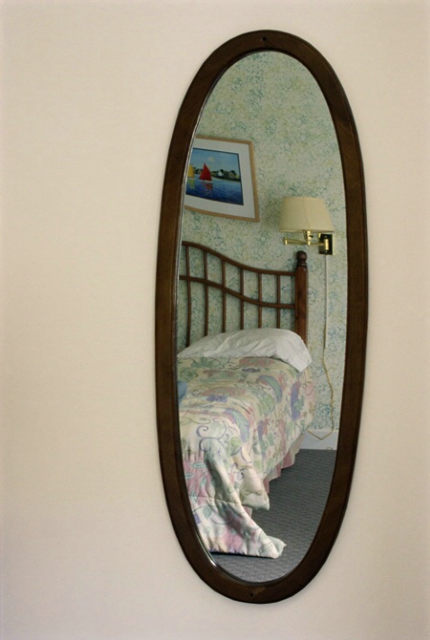 Motel Mirror - ID: 1429780 © Nora Odendahl