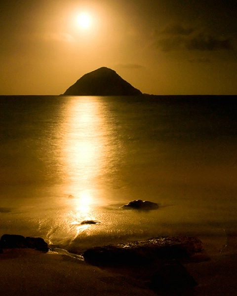 <b>Full Moonrise over Moku Nui Island</b>