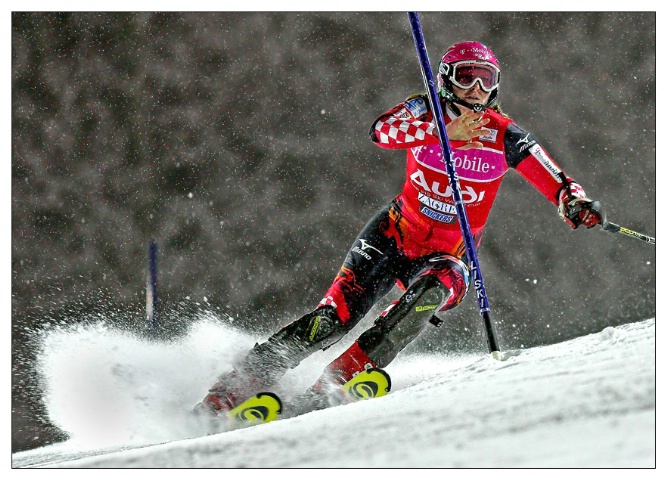 Janica Kostelic skiikng with one hand