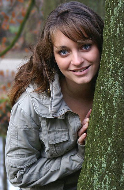 Linda behind a tree