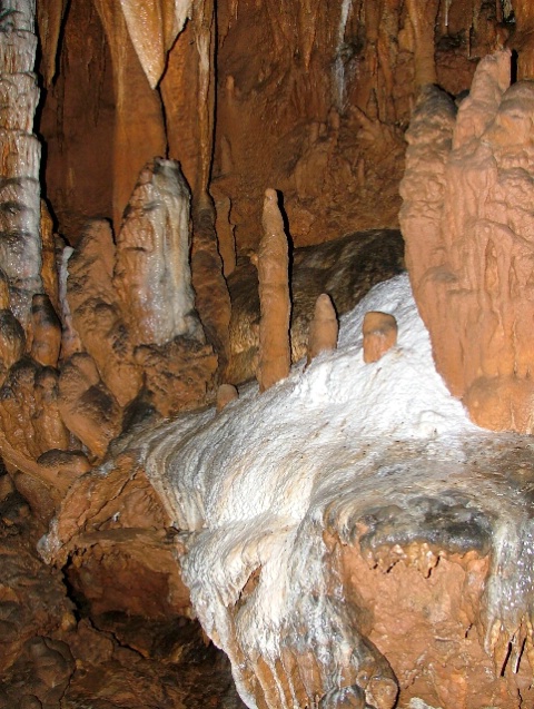 Round Spring Caverns