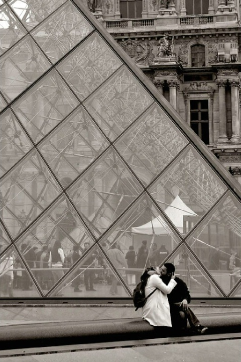 Louvre Lovers