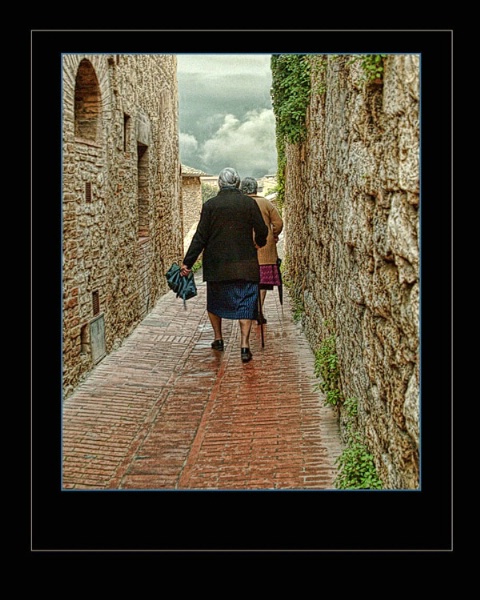 Old ladies in Tuscany