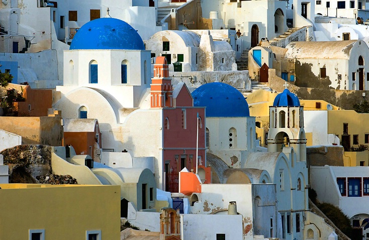 The village of Oia by day