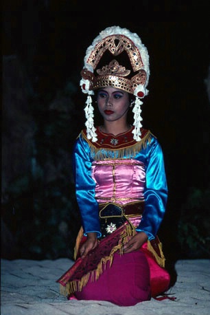 Lombok traditionally costumed dancer - ID: 2519922 © al armiger