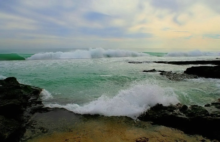 Waves Over The Onshore Reef