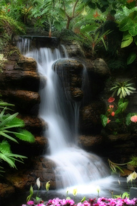Waterfalls iniside the Opryland Hotel in Nashville