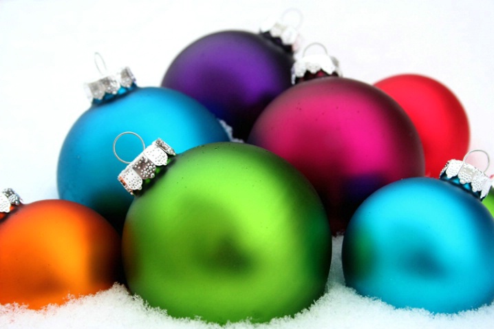 ~ Christmas Colors in the Snow ~