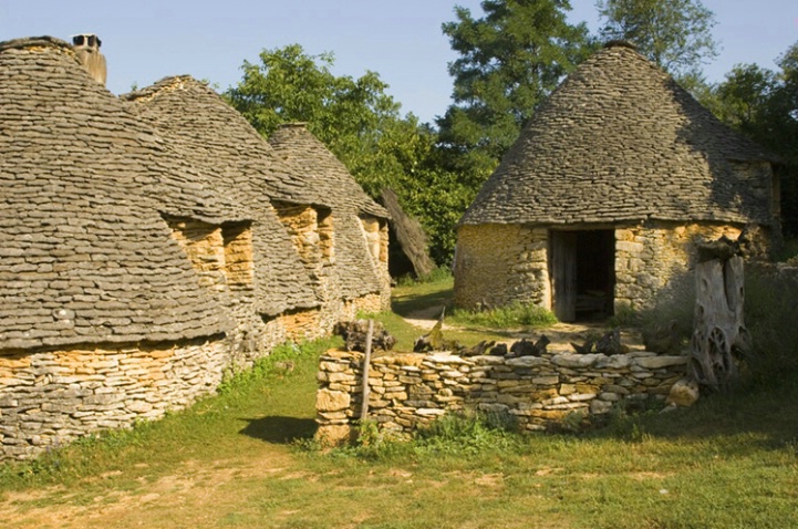 Cabanes du breuil (Dry Stone Shepherds Huts) - ID: 3585681 © Larry J. Citra