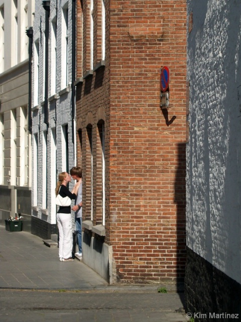 Kiss in the door (Brugge - Belgium)